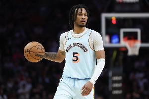 弹无虚发！卡斯尔迅速调整状态 第三节6中6&amp;三分1中1 砍下13分