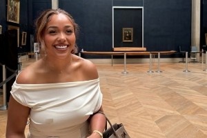 开云app下载-妩媚性感！唐斯和女友参观卢浮宫：难得能这么近地看蒙娜丽莎