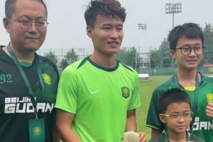 开云app下载-林良铭获北京国安5月最佳球员，俱乐部选出的幸运球迷为他颁奖